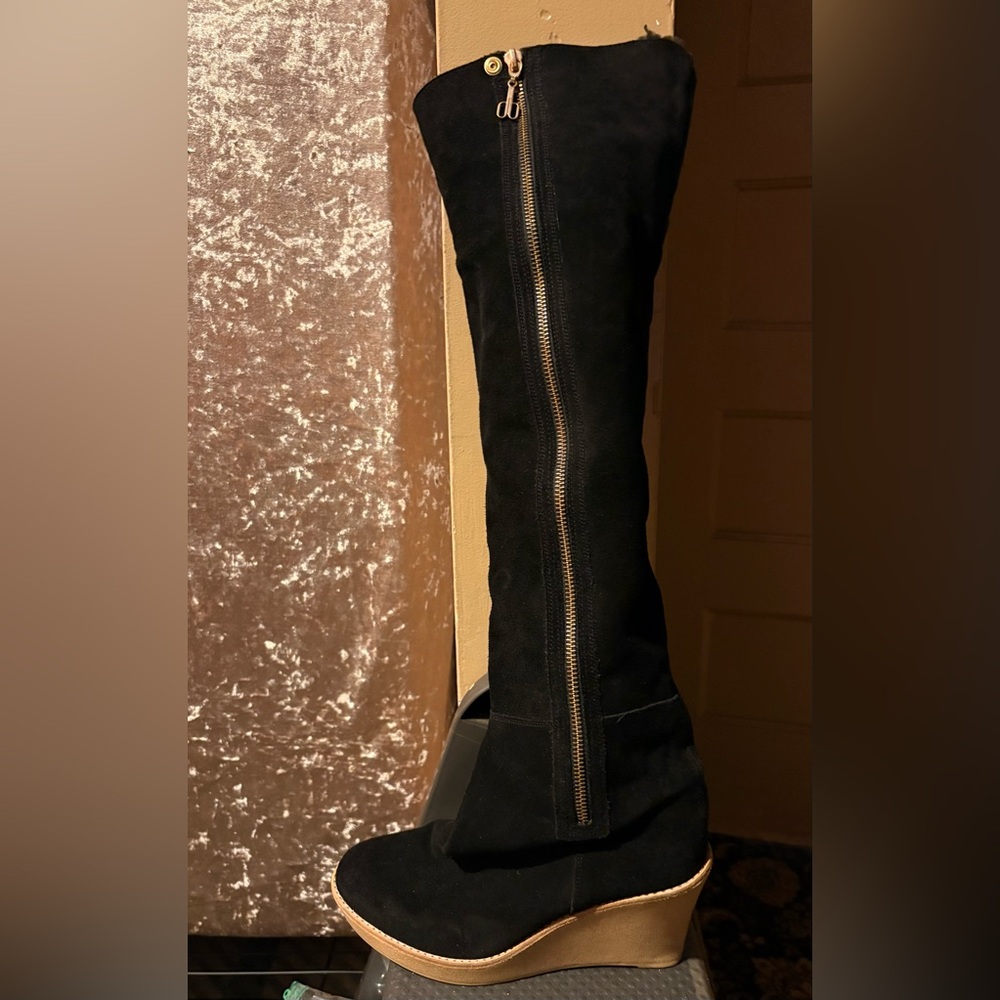 NWOT Danible Black Suede Knee-High Women's Boots. Size 8